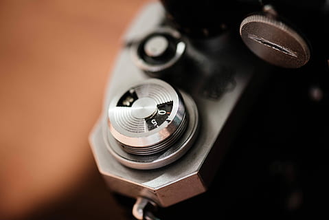 argento, nero, fotocamera point-and-shoot, selettivo, fotografia a fuoco, grigio, telecamera, attrezzatura, comporre, numeri, tecnologia, temi fotografici, in stile retrò, macchina fotografica - attrezzatura fotografica, in casa, obiettivo - strumento ottico, girato in studio, avvicinamento, nessuno, lente - occhio, cultura artistica e intrattenimento, messa a fuoco selettiva, attrezzatura fotografica, singolo oggetto, concentrarsi sulle conoscenze acquisite, antico, natura morta, vecchio, nostalgia, color argento, 5K, CC0, dominio pubblico, privo di copyright