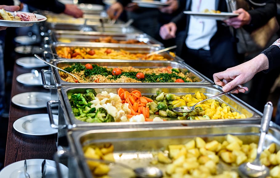 grå, rustfri, stål madvarmere, mad catering, buffet, spisning, aftensmad, frokost, mad, fest, parti, folk tager mad, mad og drikke, friskhed, forretning, grøntsag, marked, sund kost, detail, valg, hånd, menneskelig hånd, markedsbod, tilfældige mennesker, beskæftigelse, mennesker, velvære, herrer, selektiv fokusering, variation, beholder, forbereder mad, 1080P