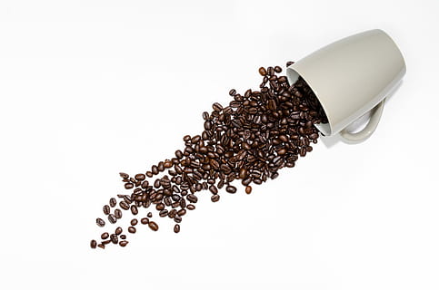 kaffebønner, ved siden af, grå, keramisk, krus, hvid, kaffe, bønner, kop, drikke, morgen, hvid baggrund, studio skud, mad og drikke, skåret ud, mad, indendørs, ingen mennesker, stor gruppe af objekter, kopiere plads, kaffe - drikke, spilde, overflod, hælde, Brun, sund kost, velvære, friskhed, 4K, CC0, offentligt domæne, royaltyfrie