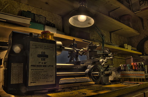 alrededor, torneado, mecanizado, adentro, iluminado, equipo de iluminación, metal, nadie, techo, maquinaria, texto, equipo, comunicación, arquitectura, ligero, el pasado, historia, Luz eléctrica, industria de alimentos y bebidas, antiguo, firmar, brillante, 2K, CC0, dominio público, libre de derechos