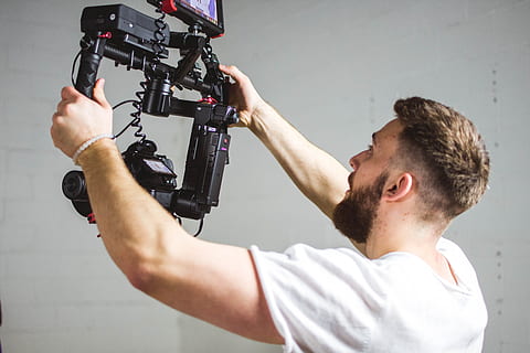 Person, die Kamera hält, Menschen, Mann, Kerl, Kamera, Operator, Video, Filmemachen, eine Person, menschliches Körperteil, Kopfschuss, Körperteil, halten, Männer, Technologie, Fotografie-Themen, Erwachsene, Hand, Gliedmaßen, menschliche Hand, junger Erwachsener, menschliches Glied, Porträt, Kamera - Fotoausrüstung, Seitenansicht, Mitte Erwachsener, Dreharbeiten, menschlicher Arm, menschliches Gesicht, Profilansicht, Arme erhoben, 5K, CC0, gemeinfrei, lizenzfrei