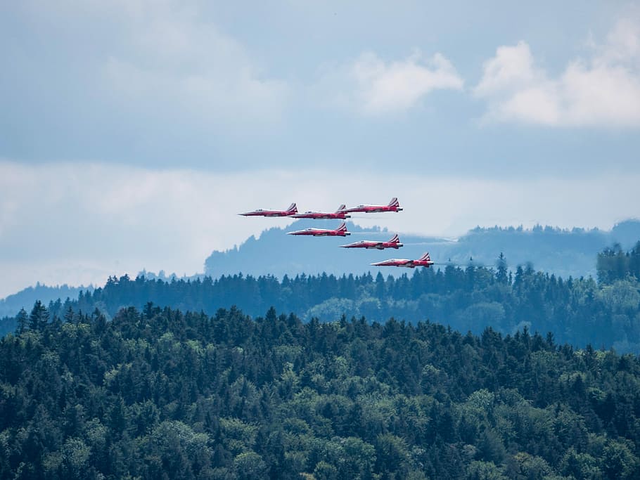 vermell i blanc, avions que desapareixen, verd, muntanya, cinc, avions de combat, vol, avió, jet, bosc, volar, formació, equip, blau, vermell, northrop f-5e tiger ii, fusta, suisse, patrouille, patrouille suisse, vehicle aeri, manera de transport, transport, arbre, núvol - cel, volant, cel, planta, en moviment, naturalesa, moviment, fum - estructura física, a l'aire, avió de combat, espectacle aeri, dia, cap gent, treball en equip, a l'aire lliure, indústria aeroespacial, 5K