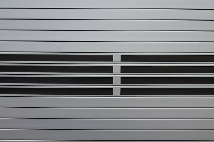 fons, plata, estructura, patró, textura, metall, alu, gris, resum, tancar, alumini, material, safata metàlica, marc complet, cap gent, arquitectura, estructura construïda, exterior de l'edifici, repetició, en fila, dia, primer pla, finestra, a l'aire lliure, obturador, funció de construcció de parets, persianes, color plata, paral·lel, garatge, 4K