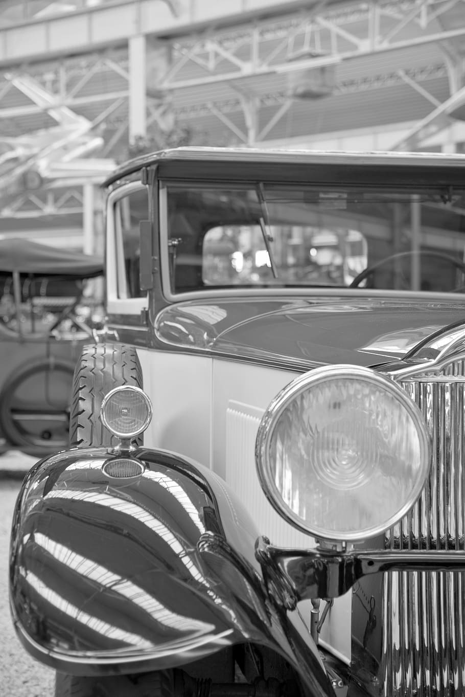 Oldtimer, Auto, Automobil, klassisch, Fahrzeuge, Scheinwerfer, alt, Fahrzeug, Ausstellung, Detail, Gitter, Landfahrzeug, keine Leute, Glas - Material, Transportmittel, Fokus auf den Vordergrund, Nahansicht, Transport, transparent, drinnen, Tag, Kraftfahrzeug, Metall, Retro-Stil, Haushaltsausstattung, Stillleben, Geschirr, 5K