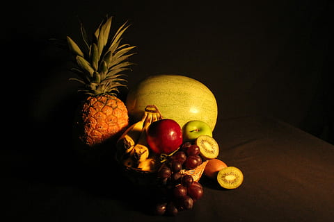 Bodegones, Obst, Kader, Essen und Trinken, gesundes Essen, Lebensmittel, Frische, Apfel - Frucht, Wohlbefinden, Ananas, drinnen, schwarzer Hintergrund, Zitrusfrucht, Tropische Frucht, Banane, Wahl, Stillleben, keine Leute, Tabelle, Granatapfel, Kiwi, Variation, Orange, Apfel, Passionsfrucht, 5K, CC0, gemeinfrei, lizenzfrei