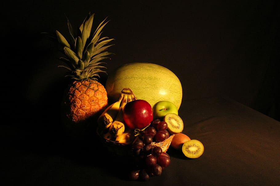bodegones, fruita, quadre, menjar i beguda, alimentació saludable, menjar, frescor, fruita de poma, benestar, pinya, a l'interior, fons negre, cítrics, fruita tropical, plàtan, elecció, natura morta, cap gent, taula, Magrana, kiwi, variació, taronja, poma, fruita de la passió, 5K