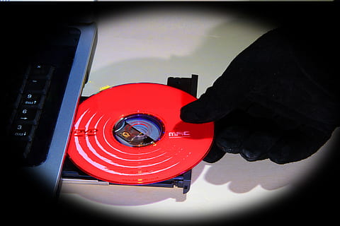 fond d'écran mac dvd, Le vol de données, Les données, DVD, mot de passe, Sécurité, ordinateur, pc, protection, espionnage, sûr, code, la programmation, attaque, les virus, le web, rouge, La technologie, fermer, à l'intérieur, record, partie du corps humain, transfert d'impression, plaque tournante, main humaine, style rétro, la communication, filtre de post-production automatique, culture artistique et divertissement, main, personnes, en portant, insertion, 5K, CC0, domaine public, libre de droits