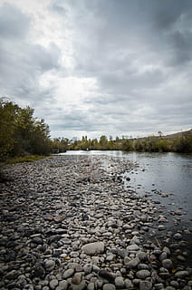 boise, riu, caure, aigua, cel, núvol - cel, tranquil·litat, bellesa a la natura, escena tranquil·la, escenics - natura, cap gent, dia, rock, arbre, sòlid, naturalesa, planta, llac, pedra - objecte, pedra, còdols, escena no urbana, a l'aire lliure, nivell superficial, 4K, CC0, domini públic, lliure de regalies