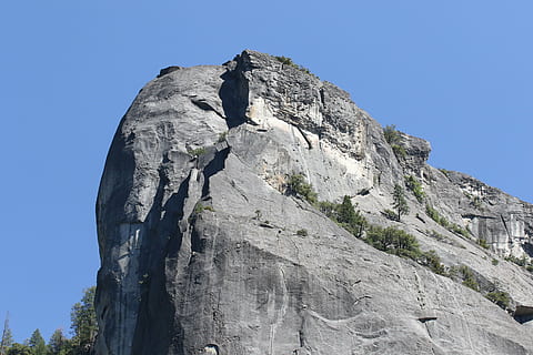negrita, sólido, cara de roca, yosemite, rock, cielo, roca - objeto, montaña, vista de ángulo bajo, cielo limpio, formacion de roca, naturaleza, día, tranquilidad, cordillera, luz del sol, paisajes - naturaleza, belleza en la naturaleza, nadie, geología, acantilado, azul, tierra, al aire libre, formación, pico de la montaña, erosionado, 5K, CC0, dominio público, libre de derechos