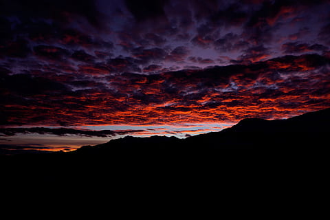 dramatisk himmel, soloppgang, himmel, dramatisk, humør, drama, skies, skyer form, Morgenstimmung, vær stemning, dramatiske skyer, rød, atmosfære, Morgenrot, vakker, skyer, sollys, romantisk, landskap, sol, god morgen, daggry, stråler, ullen, natur, fjellene, alpine, Surselva, Ilanz, dalen utsikt, sky - himmel, naturskjønnhet - natur, skjønnhet i naturen, solnedgang, silhouette, oransje farge, ro, idylliske, ingen folk, fjell, rolig scene, natt, majestetiske, skumring, utendørs, ærefrykt, mørk, 5K, CC0, offentlig domene, opphavsrett gratis