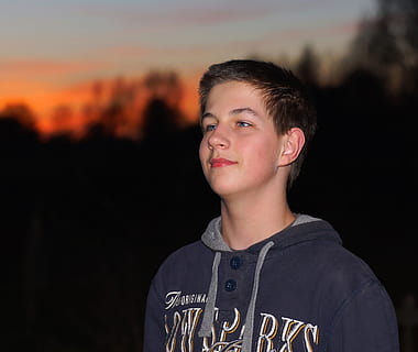 selektiv, fokus fotografering, man, bär, svart, grå, pullover hoodie, utomhus, mänsklig, ansikte, huvud, porträtt, ögon, pojke, tonåring, känsla, ungdom, fräck, söt, presentation, Lycklig, koncentration, solnedgång, pittoresk, bakgrund, humör, himmel, landskap, ljus, afterglow, färgrik, kvällssol, utomhus-, fredlig, romantisk, se, barn, endast barn, barndom, huvudskott, en person, människor, frontvy, livsstilar, hanar, pojkar, tittar på kameran, riktiga människor, män, fritidsaktivitet, närbild, stående, fokusera på förgrunden, tonårspojkar, svart bakgrund, 4K, CC0, offentligt domän, royaltyfria