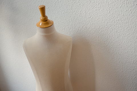 Mannequin, Konzepte und Ideen, Objekte, andere, Flasche, drinnen, keine Leute, Nahansicht, Tag, Wandbau - Funktion, weiße Farbe, Container, Stillleben, Kunst und Handwerk, Kunst, Keramik, cremefarben, gestalten, Darstellung, modern, Studioaufnahme, Weiß, Hygiene, 4K, CC0, gemeinfrei, lizenzfrei