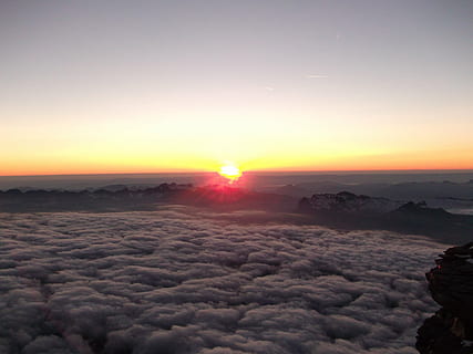 solnedgang, højde, skyer, skyline, bjerg, rejse, himmel, solopgang, landskab, natur, turisme, eventyr, sol, spids, trekking, ekstrem, klatring, vandring, høj, turist, aktivitet, ødemark, cloudscape, Alperne, Frankrig, Italien, Schweiz, udsigt, naturskøn, topmøde, overskyet, terræn, bjergbestigning, udendørs, klint, sti, skønhed i naturen, ro, rolig scene, scenics - natur, idyllisk, ingen mennesker, sky - himmel, linseflare, sollys, miljø, ikke-urbane scene, solstråle, orange farve, kopiere plads, dramatisk himmel, 4K, CC0, offentligt domæne, royaltyfrie