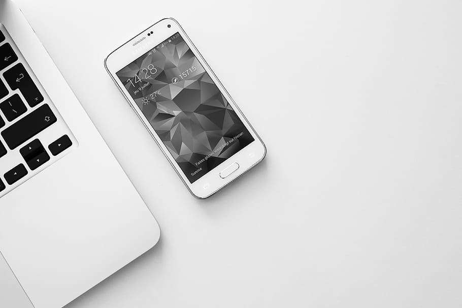 brillar, blanc, Samsung galaxy, s5, 5 mini, al costat, MacBook, samsung, galàxia, smartphone, portàtil, ordinador, mòbil, tecnologia, negocis, objectes, blanc i negre, vista d’angle alt, tir de l'estudi, cap gent, fons blanc, primer pla, dia, còpia espai, a l'interior, comunicació, connexió, tecnologia sense fils, dispositiu d’informació portàtil, telèfon intel·ligent, telèfon mòbil, natura morta, Finances, finances i indústria de les empreses, calculadora, telèfon, 4K