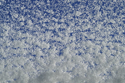 Foto, hvid, korn, snedækket, sne, struktur, vinter, vinterlige, frost-, vinterstemning, vinterblast, baggrund, areal, vindue, himmel, isnende, baggrunde, fuld ramme, ingen mennesker, natur, dag, blå, kold temperatur, skønhed i naturen, sky - himmel, hvid farve, ro, scenics - natur, Frosset, udendørs, mønster, lav vinkel visning, tekstureret, sner, pulver sne, 5K, CC0, offentligt domæne, royaltyfrie