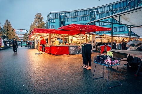 arhitectură, clădire, infrastructură, cer, oraș, echitabil, bazar, comerț, exteriorul clădirii, stradă, adult, cu amănuntul, construită, Afaceri, femei, oameni adevărați, cafenea, viata de oras, oameni apropiați, bărbați, roșu, oameni, restaurant, stand de piață, magazin, piaţă, în aer liber, 2K, CC0, domeniu public, fără drepturi de autor