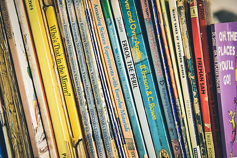 Buchsammlung mit verschiedenen Titeln, Bücherregal, Bücher, Daten, Bildung, Grafik, Wissen, Bibliothek, Literatur, Roman, Haufen, Schule, Regal, Stapel, Studie, texte, Vollbild, Buch, große gruppe von gegenständen, Fülle, Veröffentlichung, Wahl, Nahansicht, drinnen, Hintergründe, Variation, keine Leute, Sammlung, Stillleben, Anordnung, Text, mehrfarbig, 4K, CC0, gemeinfrei, lizenzfrei