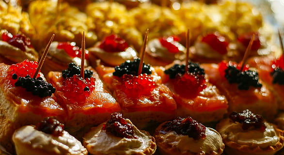 ruoka, canapes, leipä, sohva, saapuva, ruokalaji, ylin, paahtoleipää, sienet, lohi, ravintola, sieni, katkarapu, kastike, ruoka ja juoma, makea ruoka, hedelmä, tuoreus, lähikuva, marjoja, terveellinen ruokavalio, asetelma, makea, ei ihmisiä, mansikka, hemmottelu, sisällä, vadelma, valikoiva tarkennus, jälkiruoka, valmis syömään, punainen, hyvinvointi, houkutus, fruitcake, 4K, CC0, public domain, rojaltivapaa