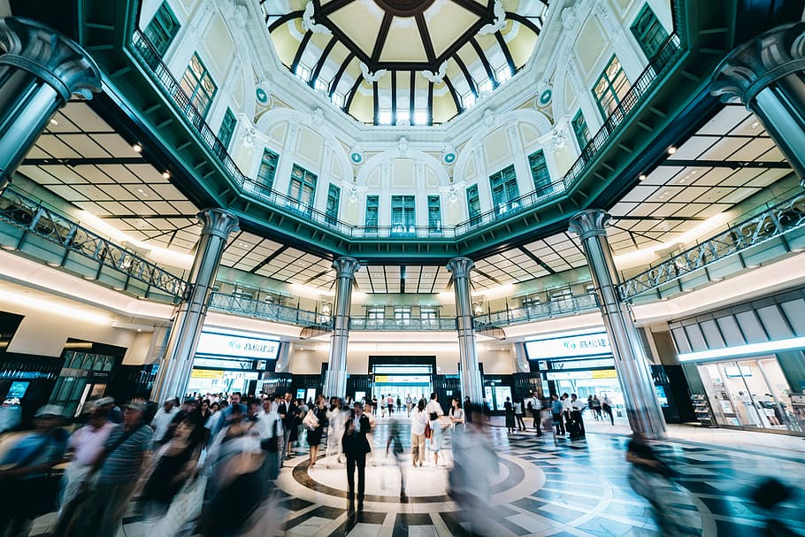fotografia time lapse, stazione, folla, persone, dentro, costruzione, luminosa, verde, architettura, gruppo di persone, movimento sfocato, persone reali, struttura costruita, grande gruppo di persone, città, viaggio, movimento, a piedi, in casa, uomini, vita di città, donne, turismo, pendolare, soffitto, adulto, moderno, 1080P