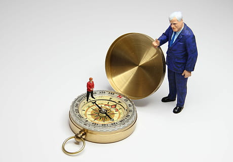 kompas, směr, miniaturní figurky, politika, merkelová, malý, seehofer, velký, navigace, klasifikace, orientace, adresář, kancléř, cdu, spd, koalice, velké koalice, uprchlíků, migrantů, lüttje lüüd, miniaturní postava, modelleisenbahn postava, hračky, miniaturní, umění, tvořivý, mužíček, figurka, roztoč, postava modelu, vtipný, satira, karikatura, legrační, humor, originál, Červené, Černá, h0, 1 87, podnikání, studio shot, uvnitř, dospělý, jedna osoba, muži, finance, samci, bílé pozadí, starší dospělý, ekonomika, podnikatel, hospodářství, stupnice, hledá, maloobchodní, globální podnikání, znak dolaru, 2K, CC0, veřejná doména, bez autorských práv