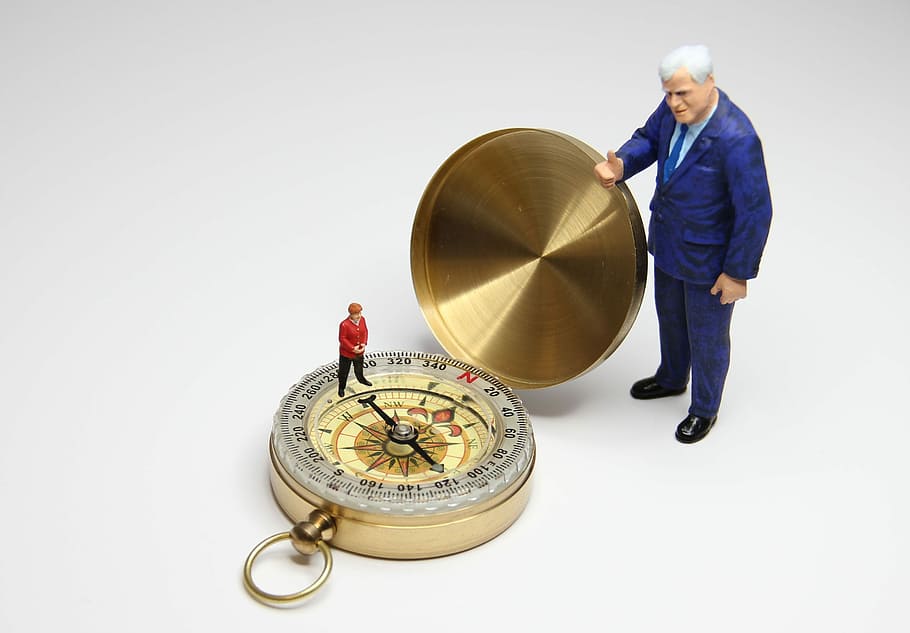 brúixola, direcció, figures en miniatura, política, Merkel, petit, seehofer, gran, navegació, classificació, orientació, directori, canceller, cdu, spd, coalició, gran coalició, refugiats, migrants, lüttje lüüd, figura en miniatura, figura modelleisenbahn, joguines, miniatura, art, creatiu, homenet, figureta, àcars, model de construcció, divertit, sàtira, caricatura, humor, original, vermell, negre, h0, 1 87, negocis, tir de l'estudi, a l'interior, adult, una persona, homes, Finances, mascles, fons blanc, adult gran, economia, persona de negocis, celebració, escala, home de negocis, mirant, venda al detall, negoci global, signe de dòlar, 2K
