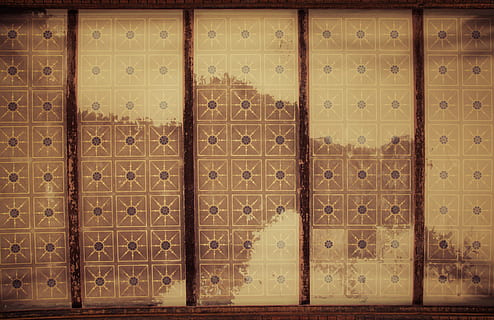 Textur, alt, Groll, Hintergrund, rot, Muster, Wand, Kompass, Kunst, Antiquität, Holz - Material, Hintergründe, altmodisch, keine Leute, Nahansicht, drinnen, Vollbild, die Architektur, Wandbau - Funktion, gebaute Struktur, Fliese, Sicherheit, Tag, Design, Fenster, in einer Reihe, Wiederholung, Vorhang, Schutz, Blumenmuster, 4K, CC0, gemeinfrei, lizenzfrei