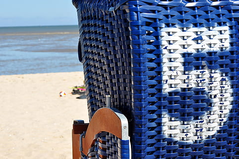 Strandstuhl, Strand, Sommer-, fünf, Nummer, Meer, Nordsee, Urlaub, Land, Sonnenlicht, Wasser, Sand, Natur, Tag, Blau, Fokus auf den Vordergrund, Muster, Strandkorb mit Kapuze, keine Leute, Himmel, Nahansicht, draußen, Entspannung, Stuhl, Schatten, 2K, CC0, gemeinfrei, lizenzfrei