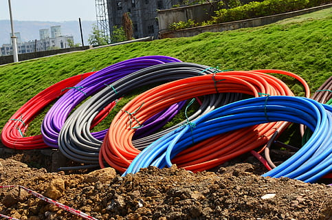 tuyaux de couleurs assorties, vert, champ d'herbe, conduit, des pipes, bobines, Rouleaux, couleurs, creusement, Terre, souterrain, pose, fibre, optique, la communication, rouge, bleu, gris, violet, multi couleur, architecture, personne, structure construite, grand groupe d'objets, extérieur du bâtiment, journée, variation, choix, la nature, ville, en plein air, herbe, dans une rangée, champ, plante, rayé, fermer, couleur verte, 4K, CC0, domaine public, libre de droits