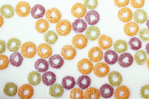 ilustração abstrata multicolorida, cereais com leite, loops de frutas, cheerio, café da manhã, cereal, brilhante, Comida, amarelo, multi colorido, fechar-se, fundo branco, cuidados de saúde e medicina, grande grupo de objetos, ninguém, tiro do estúdio, comida e bebida, comida doce, dentro de casa, frescura, ainda vida, indulgência, pronto para comer, doce, diretamente acima, cozido, sobremesa, quadro completo, tentação, visão de alto ângulo, arranjo, origens, lanche, 2K, CC0, domínio público, royalty free