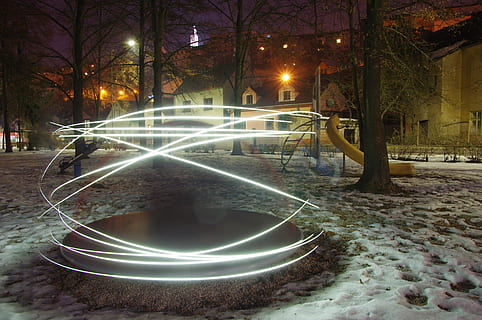 lazeris, lauke, fonas, šviečia, medis, naktis, architektūra, pobūdį, miestas, gatvė, pastatyta struktūra, pastato išorė, augalų, ilga ekspozicija, parkas, nėra žmonių, judėjimas, gatvės šviesos, lengvas takas, apšvietimo įranga, transportavimas, vanduo, 4K, CC0, Viešasis domenas, nemokamai