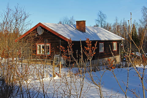 neu, hivern, fred, bonic, vermell, tradicional, fusta, casa de camp, suec, camp, casa, blanc, encantador, únic, dalarna, tallberg, suècia, europa, escandinavia, viatjar, turisme, blau, cel, vacances, escènic, arquitectura, estructura construïda, exterior de l'edifici, edifici, arbre, planta, temperatura de fred, naturalesa, dia, cap gent, material de fusta, arbre nu, abandonat, cel clar, a l'aire lliure, deteriorament, 2K, CC0, domini públic, lliure de regalies