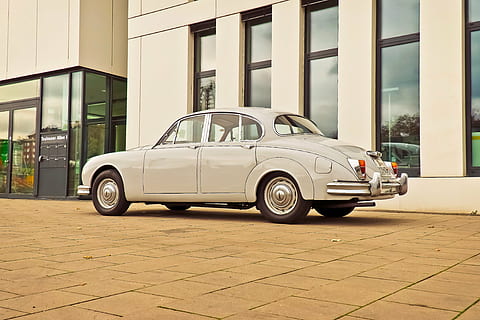 auto, jaguár, oldtimer, automobilového průmyslu, vozidlo, klasický, staré auto, starý, veteránem automobil, nostalgie, rarita, Anglie, elegantní, mk 2, vinobraní, architektura, budova, okno, prostor, přeprava, dopravy, pozemního vozidla, stavba, luxus, exteriér budovy, moderní, způsob dopravy, motorové vozidlo, nikdo, den, město, sklo - materiál, bohatství, stacionární, retro stylu, venku, 4K, CC0, veřejná doména, bez autorských práv
