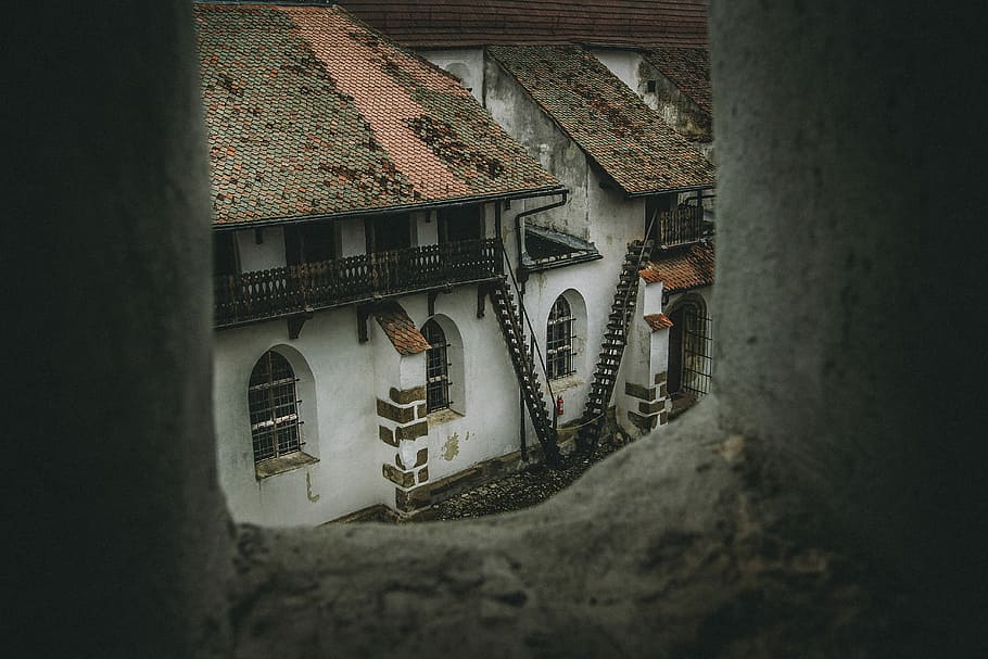 blanc, negre, pintat, casa, casa de paret, edifici, vell, clàssic, tradicional, romania, arquitectura, estructura construïda, exterior de l'edifici, cap gent, funció de construcció de parets, finestra, abandonat, vista d’angle baix, paret, a l'aire lliure, obsoleta, dia, espatllat, resistent, ciutat, mal estat, deteriorament, 5K