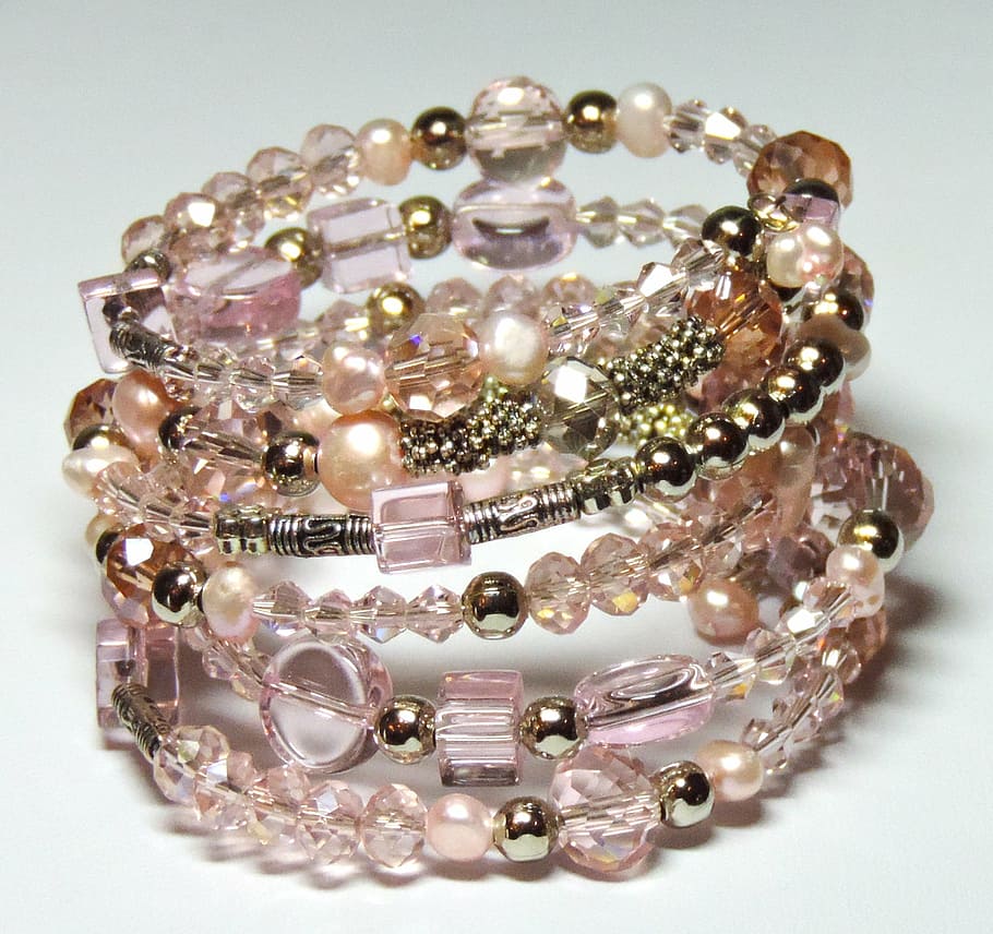 perles, rosa, blanc, polseres, braçalet, polsera, puny, moda, femella, joieria, joies, glamour, accessori, elegància, estil, regal, joia, brillant, canell, taló, cristall, or, dona, elegant, luxe, brilli, glisten, reialesa, fotografia d'estoc, riquesa, diamant - pedres precioses, pedres precioses, joia preciosa, anell, tir de l'estudi, cap gent, joies de perles, a l'interior, abundància, primer pla, collaret, gran grup d'objectes, natura morta, fons blanc, accessori personal, despesa, 1080P