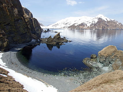 zatoka, ocean, plaża, skały, wiosna, śnieg, ocean, plaża, wiosna, śnieg, odbicie, pejzaż morski, Wybrzeże, Natura, podróż, Góra, pasmo górskie, zimna temperatura, zimowy, woda, scenics - natura, piękno natury, spokojna scena, spokój, niebo, dzień, skała, lód, środowisko, ośnieżona góra, rock - obiekt, żadnych ludzi, szczyt górski, laguna, 1080P, CC0, domena publiczna, darmowe zdjęcia