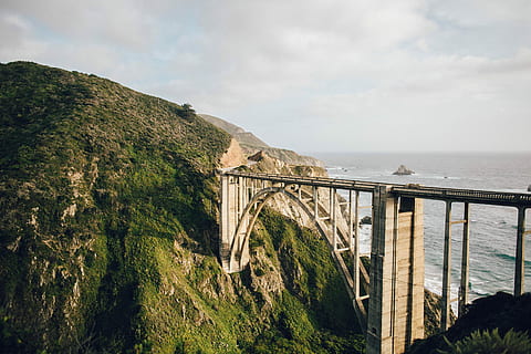 fotografia, pont, muntanya, foto del pont, arquitectura, edifici, arbre, mar, Costa, escènic, turó, estructura, oceà, naturalesa, paisatge, manera, Riba, aigua, estructura construïda, connexió, pont - estructura feta per l'home, cel, escenics - natura, destinacions de viatge, dia, cap gent, núvol - cel, bellesa a la natura, transport, viatjar, a l'aire lliure, 2K, CC0, domini públic, lliure de regalies