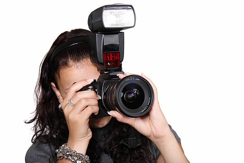 kvinde, iført, sort, top, bedrift, single-lens reflex kamera, kamera, digital, udstyr, pige, isolerede, linse, mennesker, Foto, fotografi, fotograf, fotografering, blitz, slr, teknologi, ung, kamera - fotografisk udstyr, fotografering temaer, fotografere, fotografisk udstyr, aktivitet, Kvinder, digitalt enkeltlinsrefleks kamera, skåret ud, hunner, en person, digitalt kamera, beskæftigelse, indendørs, hvid baggrund, barn, studio skud, objektiv - optisk instrument, SLR kamera, frisure, 4K, CC0, offentligt domæne, royaltyfrie