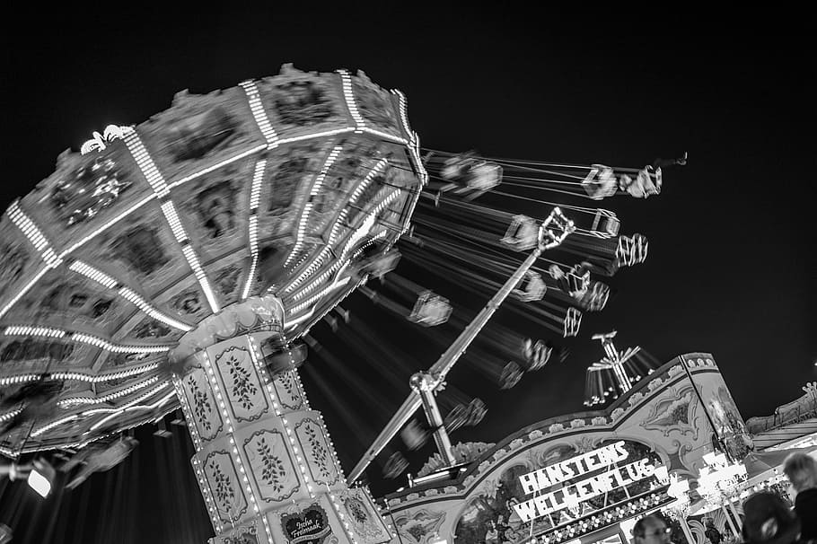 sort hvid, forlystelsespark, sjov karrusel, nat, kunstkultur og underholdning, forlystelsespark tur, pariserhjul, rutsjebane, rejser karneval, lav vinkel visning, karrusel, ingen mennesker, arkitektur, belyst, bygget struktur, fritidsaktivitet, spinding, himmel, tivoli, ride, udendørs, bygning udvendig, hastighed, natur, merry-go-round, 5K