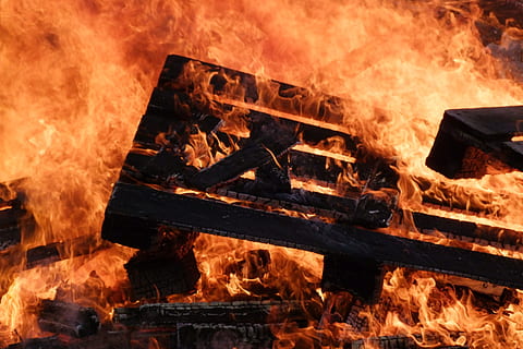 Feuer, Flamme, brennen, heiß, Hitze, Glut, glühen, hell, aufreizend, Verbrennung, Gelb, Hitzewelle, Kamin, Feuer - natürliches Phänomen, Hitze - Temperatur, Holz - Material, Log, Natur, Holz, glühend, Brennholz, keine Leute, Kommunikation, Zeichen, verbrannt, Bewegung, Bewegungsunschärfe, orange Farbe, Asche, Lagerfeuer, Inferno, 4K, CC0, gemeinfrei, lizenzfrei