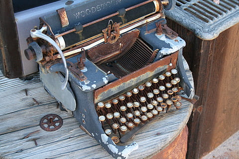 màquina d’escriure, retro, rovellat, EUA, vell, arizona, quartzsite, goldgraeber, estil retro, metall, maquinària, material de fusta, vista d’angle alt, cap gent, antiguitat, el passat, obsoleta, primer pla, història, taula, natura morta, a l'interior, espatllat, fàbrica, 4K, CC0, domini públic, lliure de regalies
