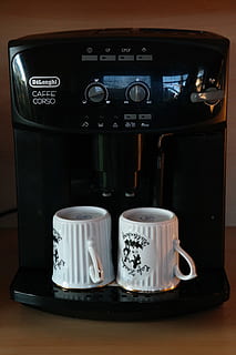 Černá, delonghi kávovar, dva, bílý, keramický, hrnky, čaj, automatický, kávovar, automatický kávovar, káva, hrnky na kávu, stroj, espresso, napít se, káva - nápoj, pohár, kavárna, kofein, teplota - teplota, cappuccino, stroje, hnědý, kávový šálek, nikdo, jídlo a pití, uvnitř, detail, svěžest, džbánek, stálý život, stůl, občerstvení, technologie, kuchyňské nádobí, nádobí, řízení, spotřebič, den, 5K, CC0, veřejná doména, bez autorských práv
