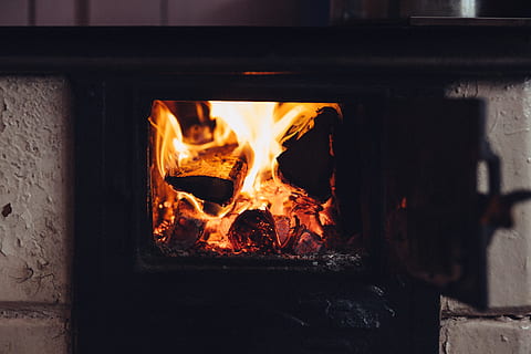 alt, Herd, heiß, Feuer, Flamme, Verbrennung, Feuer - natürliches Phänomen, Hitze - Temperatur, Brennholz, Holz - Material, keine Leute, Kamin, Natur, Holz, Log, Nahansicht, orange Farbe, drinnen, Holzofen, glühend, Gelb, die Architektur, 5K, CC0, gemeinfrei, lizenzfrei