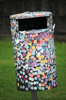 popelnice, nálepka, odpadky, barvitý, venku, den, vícebarevné, tráva, nikdo, zaměřit se na popředí, rostlina, detail, pole, kontejner, Příroda, přistát, vzor, tvořivost, malovat, květinový vzor, park, park - člověk dělal prostor, umění a řemesla, životní prostředí, 4K, CC0, veřejná doména, bez autorských práv