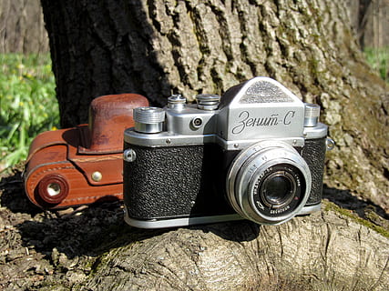 zenith, kamera, analog, gammel, retro, ussr, kamera - fotografisk utstyr, utstyr, gammeldags, retro stylet, teknologi, objektiv - optisk instrument, tre, trestamme, stamme, natur, anlegg, ingen folk, dag, fokusere på forgrunnen, historie, utendørs, land, antikk, fortiden, fotografering temaer, skog, enkelt objekt, sølvfarget, 4K, CC0, offentlig domene, opphavsrett gratis