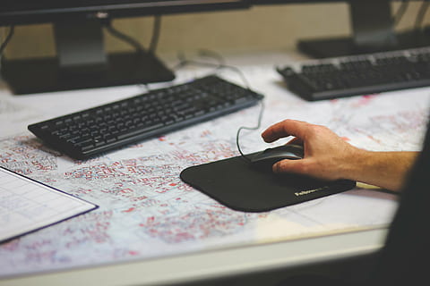 person, bedrift, sort, trådede, computermus, mus, teknologi, tastatur, hånd, forretning, computer, skrivebord, kontor, arbejder, computer tastatur, menneskelig hånd, trådløs teknologi, menneskelig kropsdel, forbindelse, computerudstyr, meddelelse, indendørs, bord, mennesker, møbel, rigtige mennesker, bærbar, desktop pc, 5K, CC0, offentligt domæne, royaltyfrie