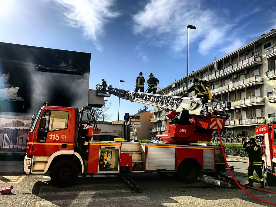 Feuerwehrauto, Plakatwand, Gebäude, tagsüber, Feuerwehrmänner, Feuer, autoscala, Feuerwehrleute, Flammen, Feuerwehrmann, Transport, gebaute Struktur, Landfahrzeug, die Architektur, Stadt, Natur, Himmel, Rettung, Gebäudehülle, Besetzung, Transportmittel, Unfälle und Katastrophen, LKW, Straße, Männer, Arbeiten, Tag, Schutz, draußen, Verantwortung, Uniform, 4K