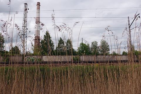 Industrielandschaft, industriell, Landschaft, Industrie, Natur, Elektrizität, Verschmutzung, Kraftstoff- und Stromerzeugung, Fabrik, Technologie, Umgebung, Landwirtschaft, keine Leute, Wachstum, Baum, Tag, Pflanze, Himmel, Kabel, Strommast, wolke - himmel, Feld, Stromleitung, Land, Gras, Verbindung, Netzteil, draußen, 4K, CC0, gemeinfrei, lizenzfrei