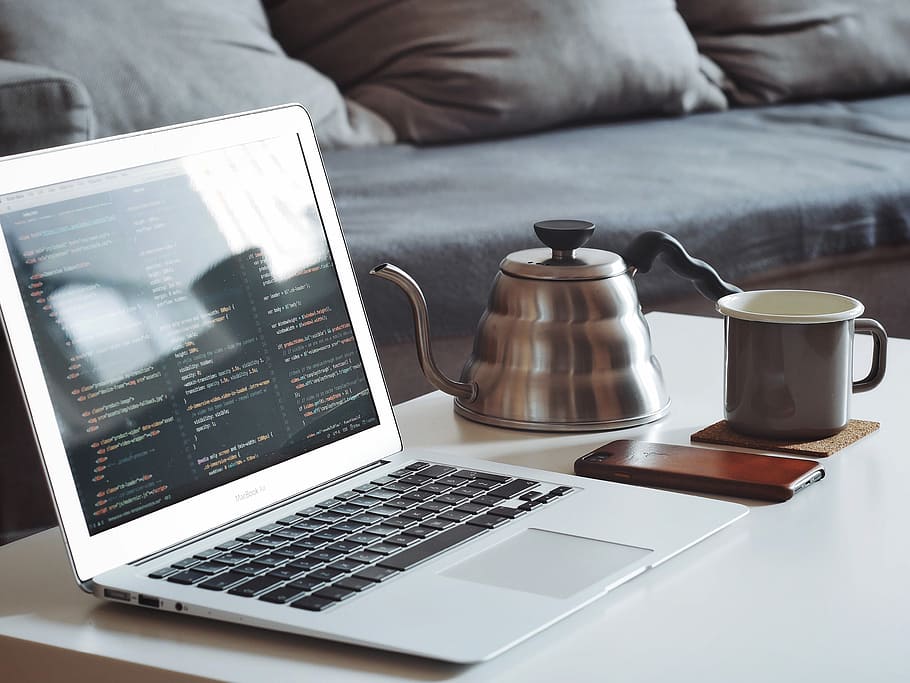 convertit, MacBook Air, al costat, negre, smartphone, ceràmica, tassa, portàtil, telèfon, tetera, taula, codi, codificació, iphone, bullidor d'aigua, tecnologia, tecnologia sense fils, ordinador, connexió, part del cos humà, comunicació, a l'interior, una persona, beure, menjar i beguda, mà humana, refresc, mobles, mà, cafè, persones reals, 4K