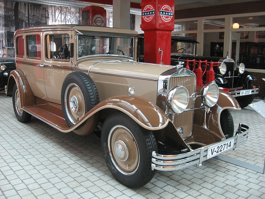 horch, frontal, cotxe, clàssic, oldtimer, museu, tecnologia, vehicle, vermell, cap gent, ciutat, dia, a l'interior, manera de transport, transport, vehicle terrestre, arquitectura, estructura construïda, automòbil, carrer, exterior de l'edifici, estil retro, persones incidentals, estacionari, cotxe d'època, comunicació, text, a l'aire lliure, luxe, 2K