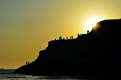 シルエット写真, 人, 山, 日没, 夕暮れ, 空, 山岳, 崖, シルエット, 影, ビーチ, 岸, 水, 海岸, 海洋, 海, 屋外, 旅行先, 無人, 景観, 自然, 岩, 自然の美しさ, 風景 - 自然, ロック - オブジェクト, 土地, 固体, コピースペース, 晴天, 鳥, 動物, 動物のテーマ, 静かな情景, オレンジ色, 1080P, CC0, パブリックドメイン, ロイヤリティフリー